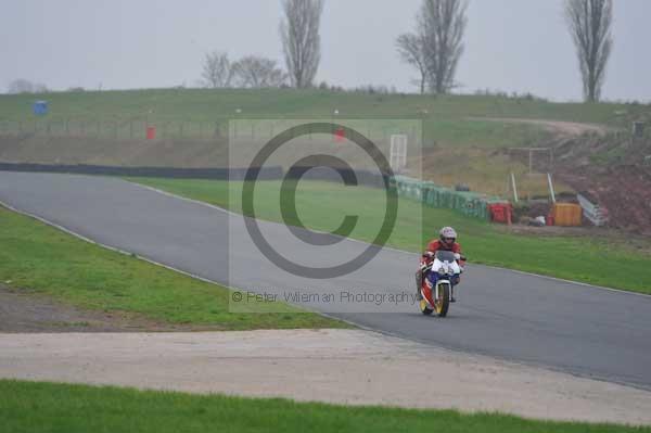 Mallory park Leicestershire;Mallory park photographs;Motorcycle action photographs;event digital images;eventdigitalimages;mallory park;no limits trackday;peter wileman photography;trackday;trackday digital images;trackday photos