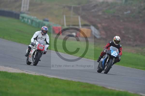 Mallory park Leicestershire;Mallory park photographs;Motorcycle action photographs;event digital images;eventdigitalimages;mallory park;no limits trackday;peter wileman photography;trackday;trackday digital images;trackday photos