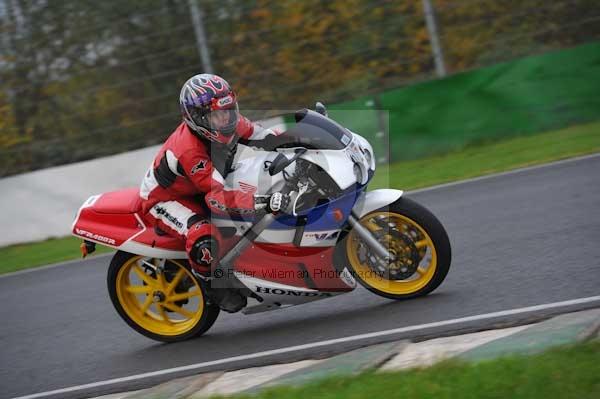 Mallory park Leicestershire;Mallory park photographs;Motorcycle action photographs;event digital images;eventdigitalimages;mallory park;no limits trackday;peter wileman photography;trackday;trackday digital images;trackday photos