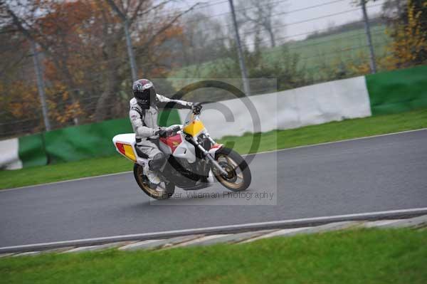 Mallory park Leicestershire;Mallory park photographs;Motorcycle action photographs;event digital images;eventdigitalimages;mallory park;no limits trackday;peter wileman photography;trackday;trackday digital images;trackday photos