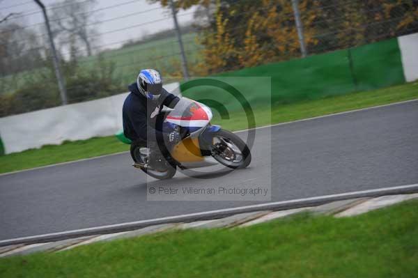 Mallory park Leicestershire;Mallory park photographs;Motorcycle action photographs;event digital images;eventdigitalimages;mallory park;no limits trackday;peter wileman photography;trackday;trackday digital images;trackday photos