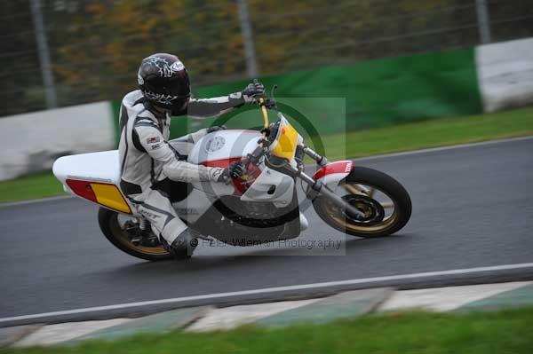 Mallory park Leicestershire;Mallory park photographs;Motorcycle action photographs;event digital images;eventdigitalimages;mallory park;no limits trackday;peter wileman photography;trackday;trackday digital images;trackday photos