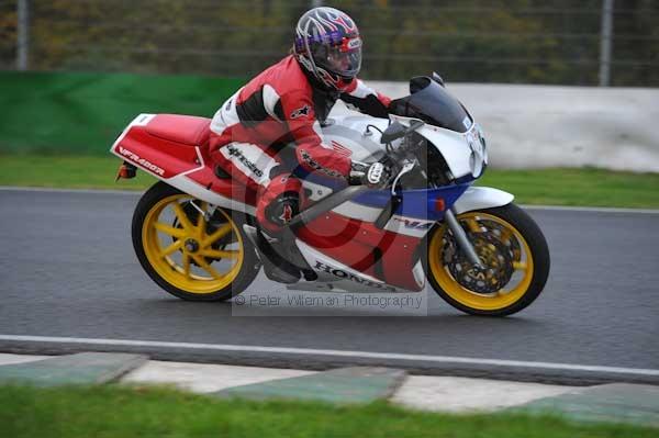 Mallory park Leicestershire;Mallory park photographs;Motorcycle action photographs;event digital images;eventdigitalimages;mallory park;no limits trackday;peter wileman photography;trackday;trackday digital images;trackday photos