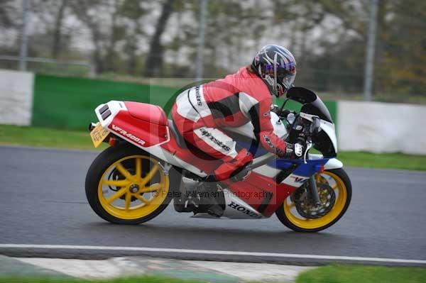 Mallory park Leicestershire;Mallory park photographs;Motorcycle action photographs;event digital images;eventdigitalimages;mallory park;no limits trackday;peter wileman photography;trackday;trackday digital images;trackday photos