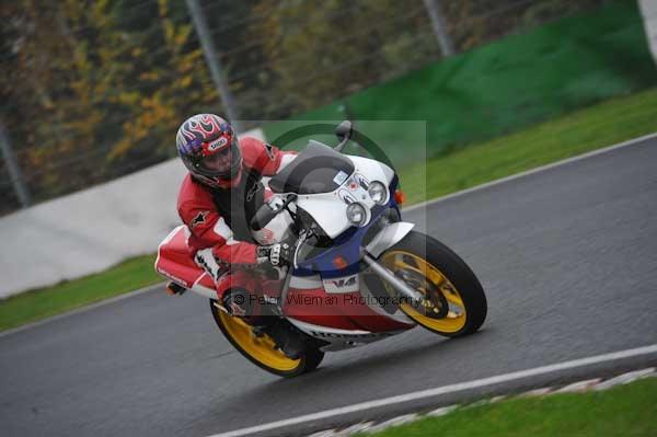 Mallory park Leicestershire;Mallory park photographs;Motorcycle action photographs;event digital images;eventdigitalimages;mallory park;no limits trackday;peter wileman photography;trackday;trackday digital images;trackday photos