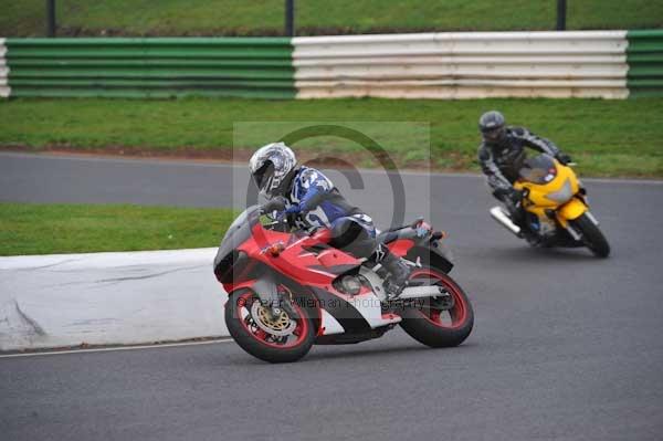 Mallory park Leicestershire;Mallory park photographs;Motorcycle action photographs;event digital images;eventdigitalimages;mallory park;no limits trackday;peter wileman photography;trackday;trackday digital images;trackday photos