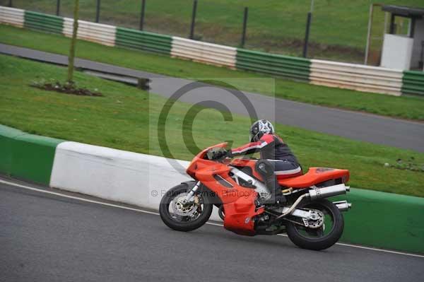 Mallory park Leicestershire;Mallory park photographs;Motorcycle action photographs;event digital images;eventdigitalimages;mallory park;no limits trackday;peter wileman photography;trackday;trackday digital images;trackday photos