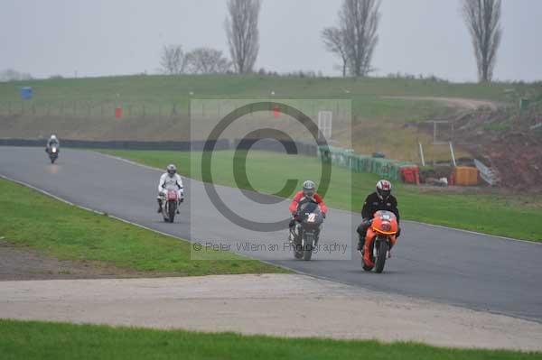 Mallory park Leicestershire;Mallory park photographs;Motorcycle action photographs;event digital images;eventdigitalimages;mallory park;no limits trackday;peter wileman photography;trackday;trackday digital images;trackday photos