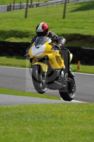 Motorcycle action photographs;cadwell;cadwell park photographs;event digital images;eventdigitalimages;motor racing louth lincolnshire;no limits trackday;peter wileman photography;trackday;trackday digital images;trackday photos