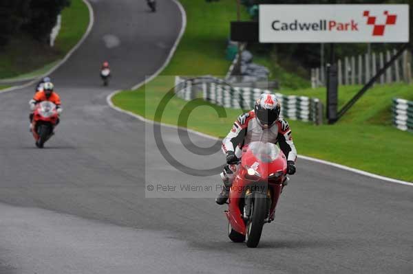 Motorcycle action photographs;cadwell;cadwell park photographs;event digital images;eventdigitalimages;motor racing louth lincolnshire;no limits trackday;peter wileman photography;trackday;trackday digital images;trackday photos