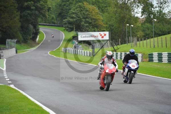 Motorcycle action photographs;cadwell;cadwell park photographs;event digital images;eventdigitalimages;motor racing louth lincolnshire;no limits trackday;peter wileman photography;trackday;trackday digital images;trackday photos