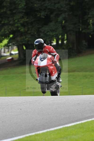 Motorcycle action photographs;cadwell;cadwell park photographs;event digital images;eventdigitalimages;motor racing louth lincolnshire;no limits trackday;peter wileman photography;trackday;trackday digital images;trackday photos