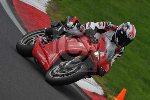 Motorcycle action photographs;cadwell;cadwell park photographs;event digital images;eventdigitalimages;motor racing louth lincolnshire;no limits trackday;peter wileman photography;trackday;trackday digital images;trackday photos