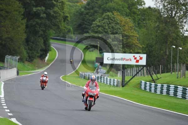 Motorcycle action photographs;cadwell;cadwell park photographs;event digital images;eventdigitalimages;motor racing louth lincolnshire;no limits trackday;peter wileman photography;trackday;trackday digital images;trackday photos