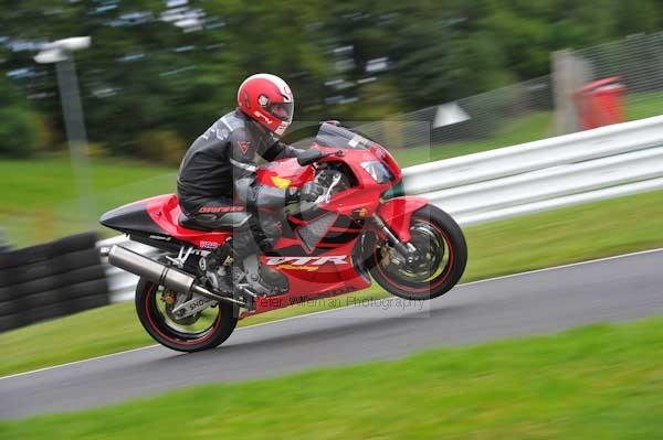 Motorcycle action photographs;cadwell;cadwell park photographs;event digital images;eventdigitalimages;motor racing louth lincolnshire;no limits trackday;peter wileman photography;trackday;trackday digital images;trackday photos