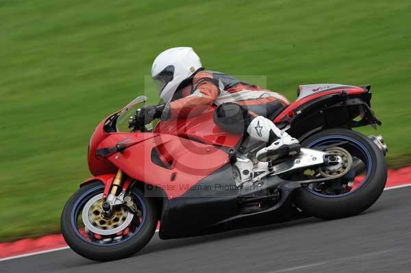 Motorcycle action photographs;cadwell;cadwell park photographs;event digital images;eventdigitalimages;motor racing louth lincolnshire;no limits trackday;peter wileman photography;trackday;trackday digital images;trackday photos