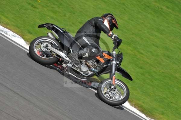 Motorcycle action photographs;cadwell;cadwell park photographs;event digital images;eventdigitalimages;motor racing louth lincolnshire;no limits trackday;peter wileman photography;trackday;trackday digital images;trackday photos