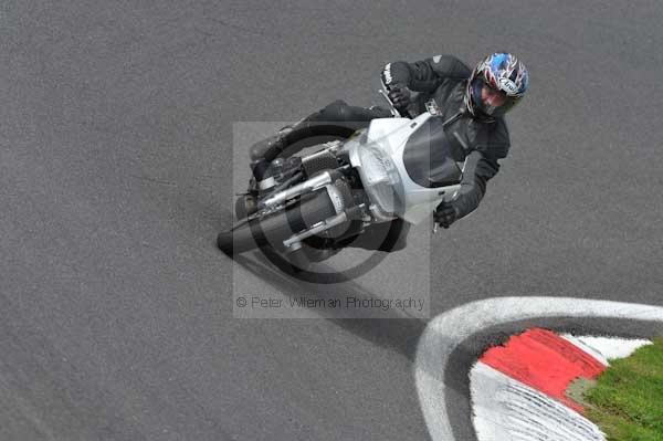 Motorcycle action photographs;cadwell;cadwell park photographs;event digital images;eventdigitalimages;motor racing louth lincolnshire;no limits trackday;peter wileman photography;trackday;trackday digital images;trackday photos