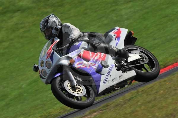 Motorcycle action photographs;cadwell;cadwell park photographs;event digital images;eventdigitalimages;motor racing louth lincolnshire;no limits trackday;peter wileman photography;trackday;trackday digital images;trackday photos