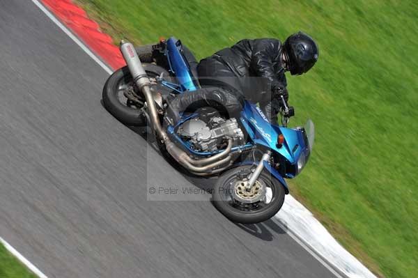 Motorcycle action photographs;cadwell;cadwell park photographs;event digital images;eventdigitalimages;motor racing louth lincolnshire;no limits trackday;peter wileman photography;trackday;trackday digital images;trackday photos