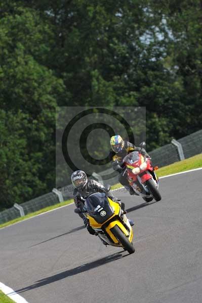 Motorcycle action photographs;cadwell;cadwell park photographs;event digital images;eventdigitalimages;motor racing louth lincolnshire;no limits trackday;peter wileman photography;trackday;trackday digital images;trackday photos