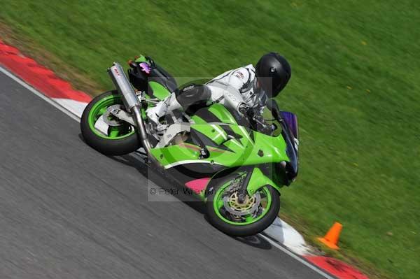 Motorcycle action photographs;cadwell;cadwell park photographs;event digital images;eventdigitalimages;motor racing louth lincolnshire;no limits trackday;peter wileman photography;trackday;trackday digital images;trackday photos