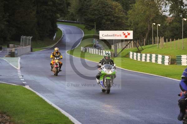 Motorcycle action photographs;cadwell;cadwell park photographs;event digital images;eventdigitalimages;motor racing louth lincolnshire;no limits trackday;peter wileman photography;trackday;trackday digital images;trackday photos