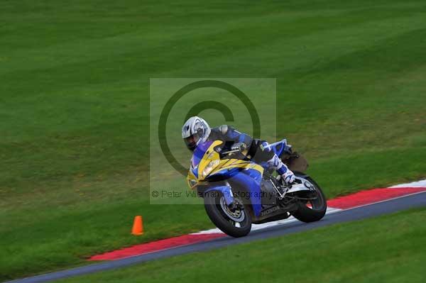 Motorcycle action photographs;cadwell;cadwell park photographs;event digital images;eventdigitalimages;motor racing louth lincolnshire;no limits trackday;peter wileman photography;trackday;trackday digital images;trackday photos