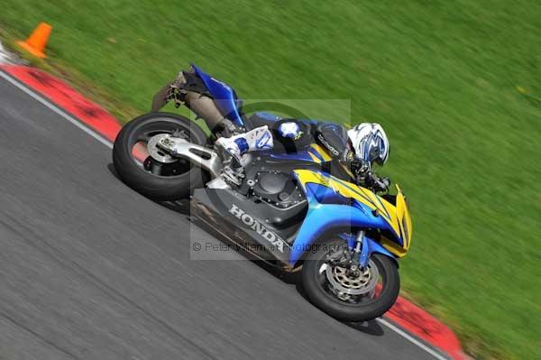 Motorcycle action photographs;cadwell;cadwell park photographs;event digital images;eventdigitalimages;motor racing louth lincolnshire;no limits trackday;peter wileman photography;trackday;trackday digital images;trackday photos