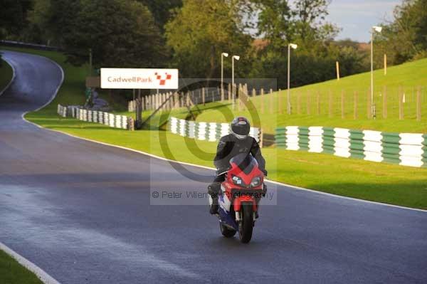 Motorcycle action photographs;cadwell;cadwell park photographs;event digital images;eventdigitalimages;motor racing louth lincolnshire;no limits trackday;peter wileman photography;trackday;trackday digital images;trackday photos