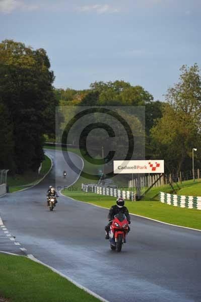 Motorcycle action photographs;cadwell;cadwell park photographs;event digital images;eventdigitalimages;motor racing louth lincolnshire;no limits trackday;peter wileman photography;trackday;trackday digital images;trackday photos