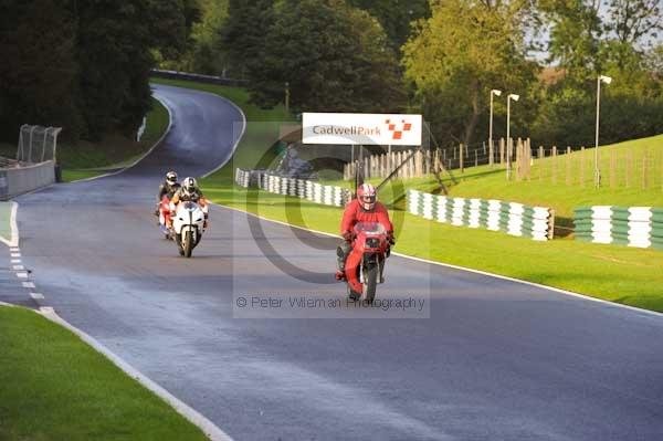 Motorcycle action photographs;cadwell;cadwell park photographs;event digital images;eventdigitalimages;motor racing louth lincolnshire;no limits trackday;peter wileman photography;trackday;trackday digital images;trackday photos