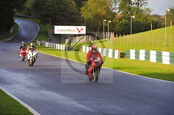 Motorcycle action photographs;cadwell;cadwell park photographs;event digital images;eventdigitalimages;motor racing louth lincolnshire;no limits trackday;peter wileman photography;trackday;trackday digital images;trackday photos