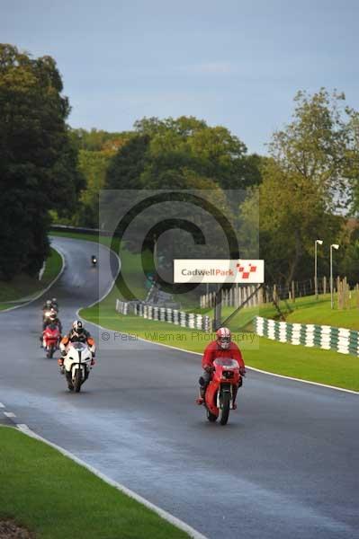 Motorcycle action photographs;cadwell;cadwell park photographs;event digital images;eventdigitalimages;motor racing louth lincolnshire;no limits trackday;peter wileman photography;trackday;trackday digital images;trackday photos