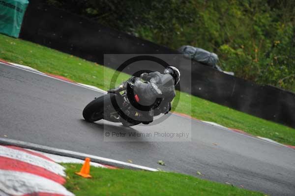 Motorcycle action photographs;cadwell;cadwell park photographs;event digital images;eventdigitalimages;motor racing louth lincolnshire;no limits trackday;peter wileman photography;trackday;trackday digital images;trackday photos