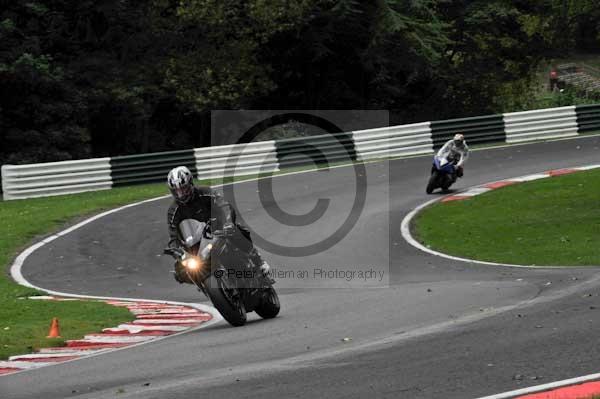 Motorcycle action photographs;cadwell;cadwell park photographs;event digital images;eventdigitalimages;motor racing louth lincolnshire;no limits trackday;peter wileman photography;trackday;trackday digital images;trackday photos