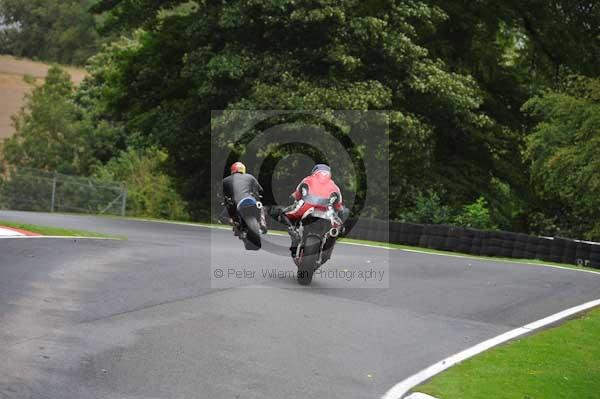 Motorcycle action photographs;cadwell;cadwell park photographs;event digital images;eventdigitalimages;motor racing louth lincolnshire;no limits trackday;peter wileman photography;trackday;trackday digital images;trackday photos