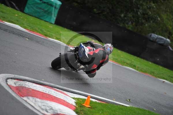 Motorcycle action photographs;cadwell;cadwell park photographs;event digital images;eventdigitalimages;motor racing louth lincolnshire;no limits trackday;peter wileman photography;trackday;trackday digital images;trackday photos