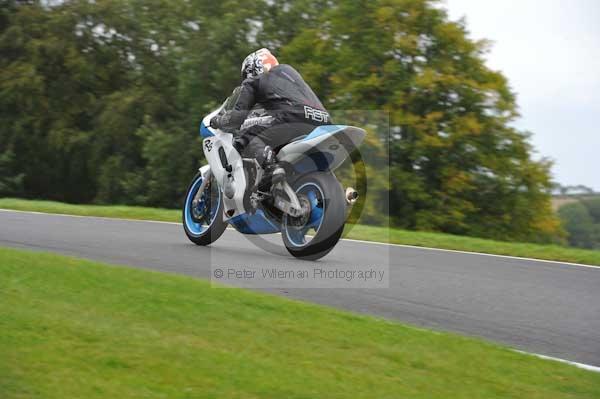 Motorcycle action photographs;cadwell;cadwell park photographs;event digital images;eventdigitalimages;motor racing louth lincolnshire;no limits trackday;peter wileman photography;trackday;trackday digital images;trackday photos