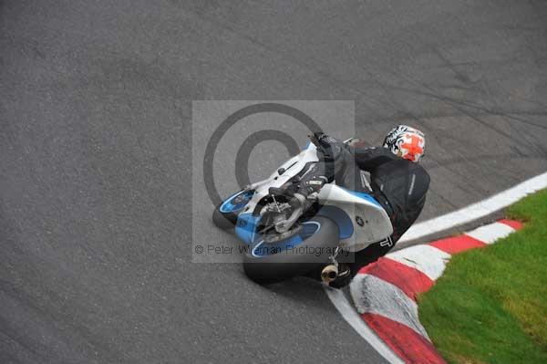 Motorcycle action photographs;cadwell;cadwell park photographs;event digital images;eventdigitalimages;motor racing louth lincolnshire;no limits trackday;peter wileman photography;trackday;trackday digital images;trackday photos