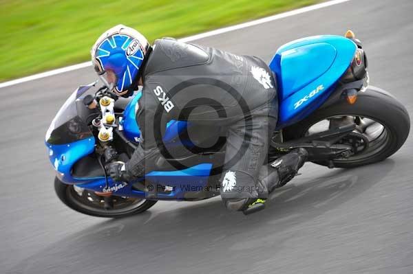 Motorcycle action photographs;cadwell;cadwell park photographs;event digital images;eventdigitalimages;motor racing louth lincolnshire;no limits trackday;peter wileman photography;trackday;trackday digital images;trackday photos