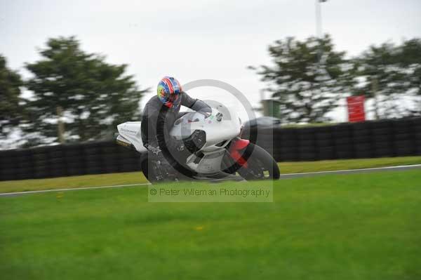 Motorcycle action photographs;cadwell;cadwell park photographs;event digital images;eventdigitalimages;motor racing louth lincolnshire;no limits trackday;peter wileman photography;trackday;trackday digital images;trackday photos