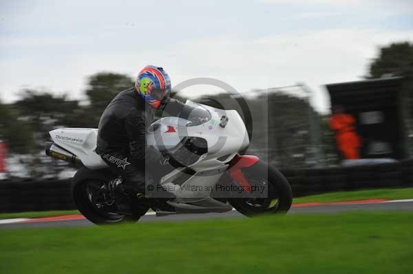 Motorcycle action photographs;cadwell;cadwell park photographs;event digital images;eventdigitalimages;motor racing louth lincolnshire;no limits trackday;peter wileman photography;trackday;trackday digital images;trackday photos