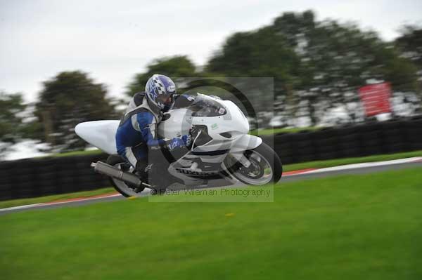 Motorcycle action photographs;cadwell;cadwell park photographs;event digital images;eventdigitalimages;motor racing louth lincolnshire;no limits trackday;peter wileman photography;trackday;trackday digital images;trackday photos