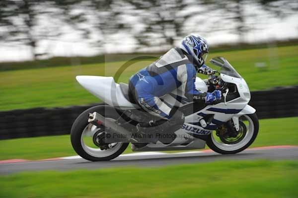 Motorcycle action photographs;cadwell;cadwell park photographs;event digital images;eventdigitalimages;motor racing louth lincolnshire;no limits trackday;peter wileman photography;trackday;trackday digital images;trackday photos