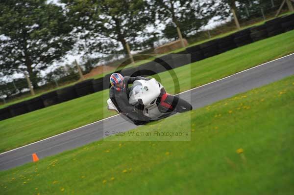 Motorcycle action photographs;cadwell;cadwell park photographs;event digital images;eventdigitalimages;motor racing louth lincolnshire;no limits trackday;peter wileman photography;trackday;trackday digital images;trackday photos