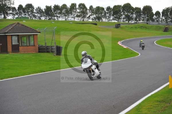 Motorcycle action photographs;cadwell;cadwell park photographs;event digital images;eventdigitalimages;motor racing louth lincolnshire;no limits trackday;peter wileman photography;trackday;trackday digital images;trackday photos