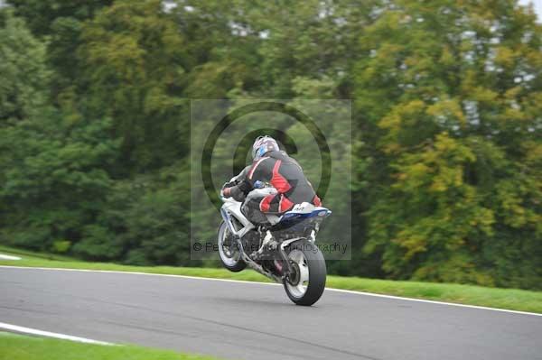 Motorcycle action photographs;cadwell;cadwell park photographs;event digital images;eventdigitalimages;motor racing louth lincolnshire;no limits trackday;peter wileman photography;trackday;trackday digital images;trackday photos