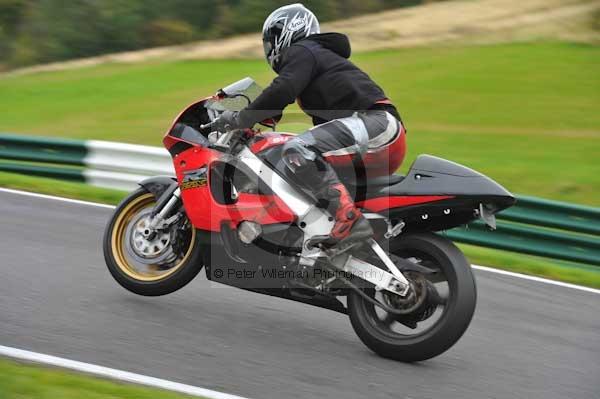 Motorcycle action photographs;cadwell;cadwell park photographs;event digital images;eventdigitalimages;motor racing louth lincolnshire;no limits trackday;peter wileman photography;trackday;trackday digital images;trackday photos