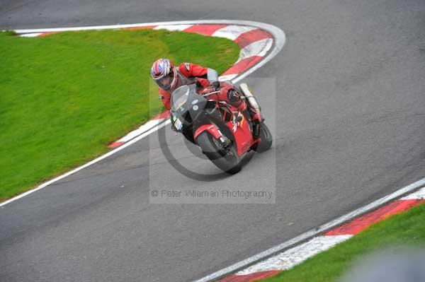 Motorcycle action photographs;cadwell;cadwell park photographs;event digital images;eventdigitalimages;motor racing louth lincolnshire;no limits trackday;peter wileman photography;trackday;trackday digital images;trackday photos